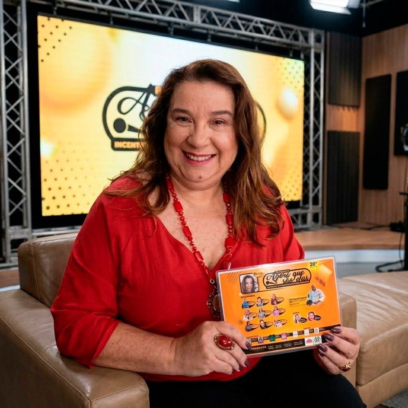 Kátia Teixeira no estúdio de TV
